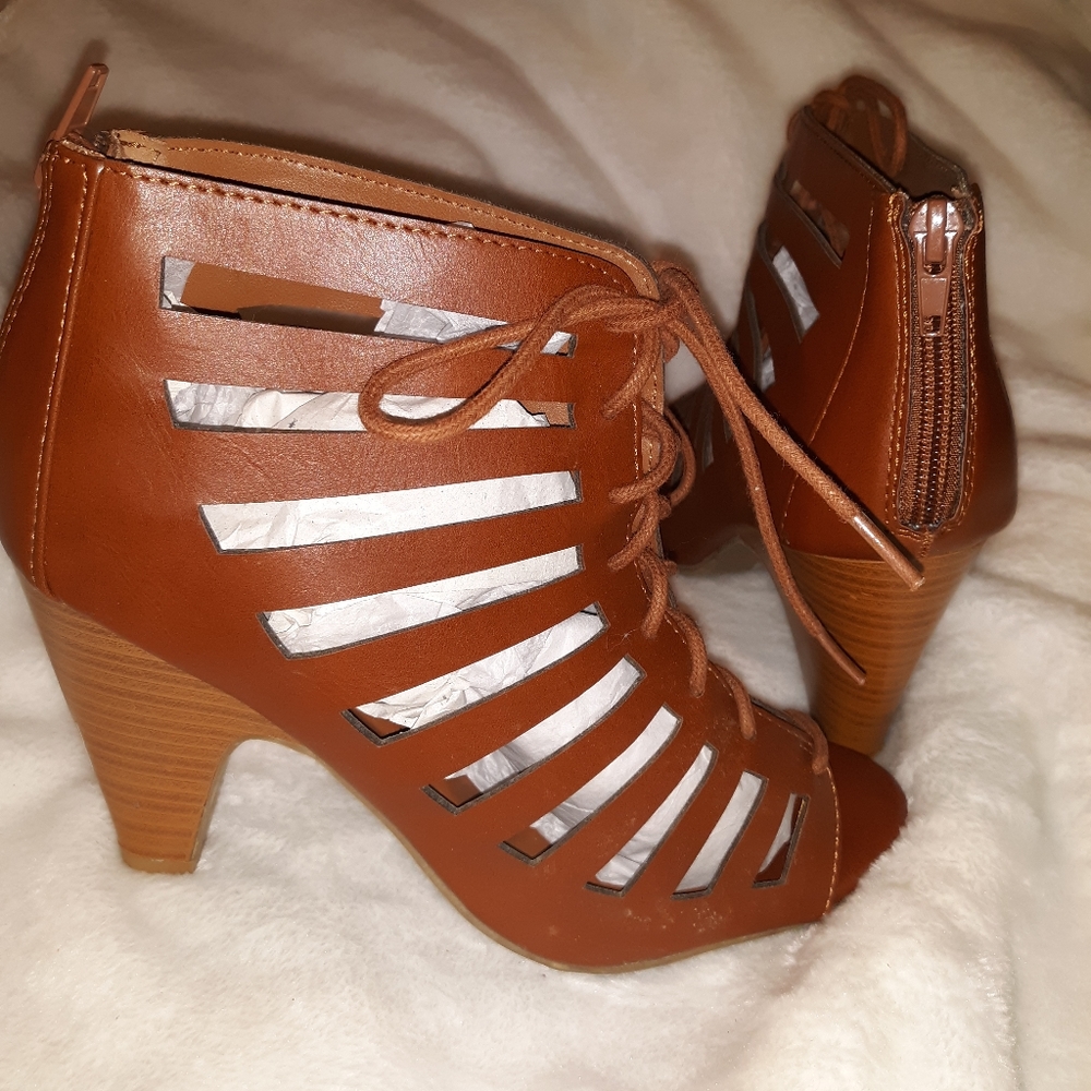 Strappy sandals with heel. Heel size 8